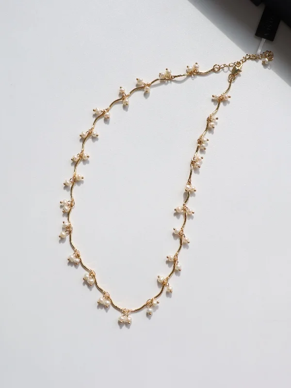 Ladies gold solitaire necklace-Gold Cherry Pearl Necklace