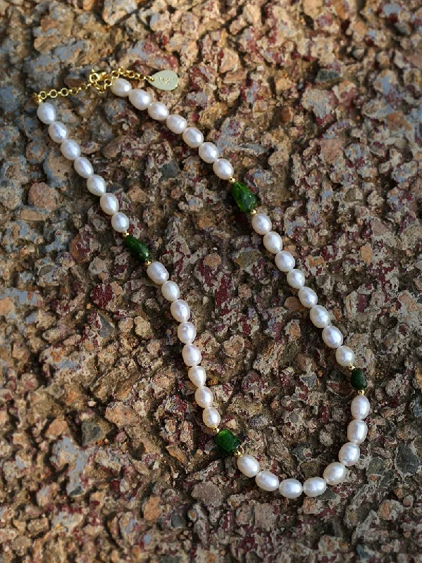 Ladies cross pendant necklace-Green Stone Shaped Pearl Necklace