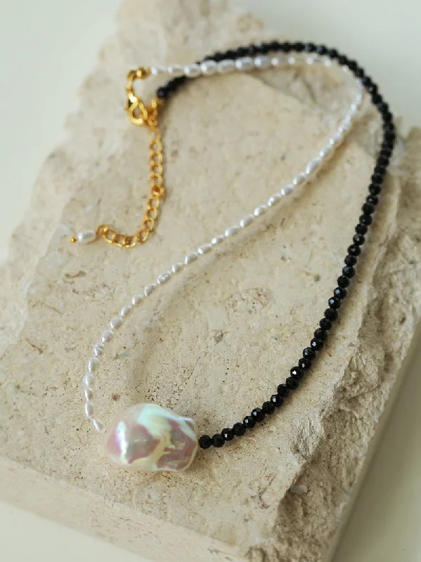 Ladies beaded charm necklace-Baroque Pearl Stitching Black Spinel Freshwater Pearl Necklace