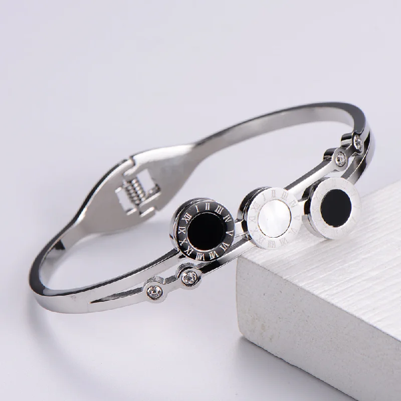 [Steel Color] Black and White Shell Bracelet