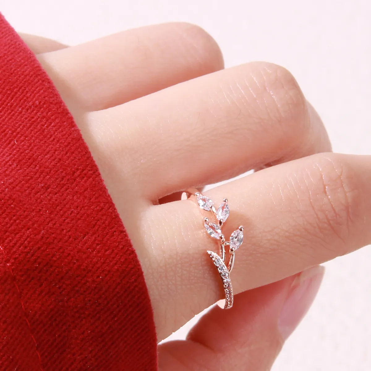 Ladies pearl ring-Wholesale Elegant Shiny Leaves Copper Transparent Inlay Rose Gold Plated Zircon Rings